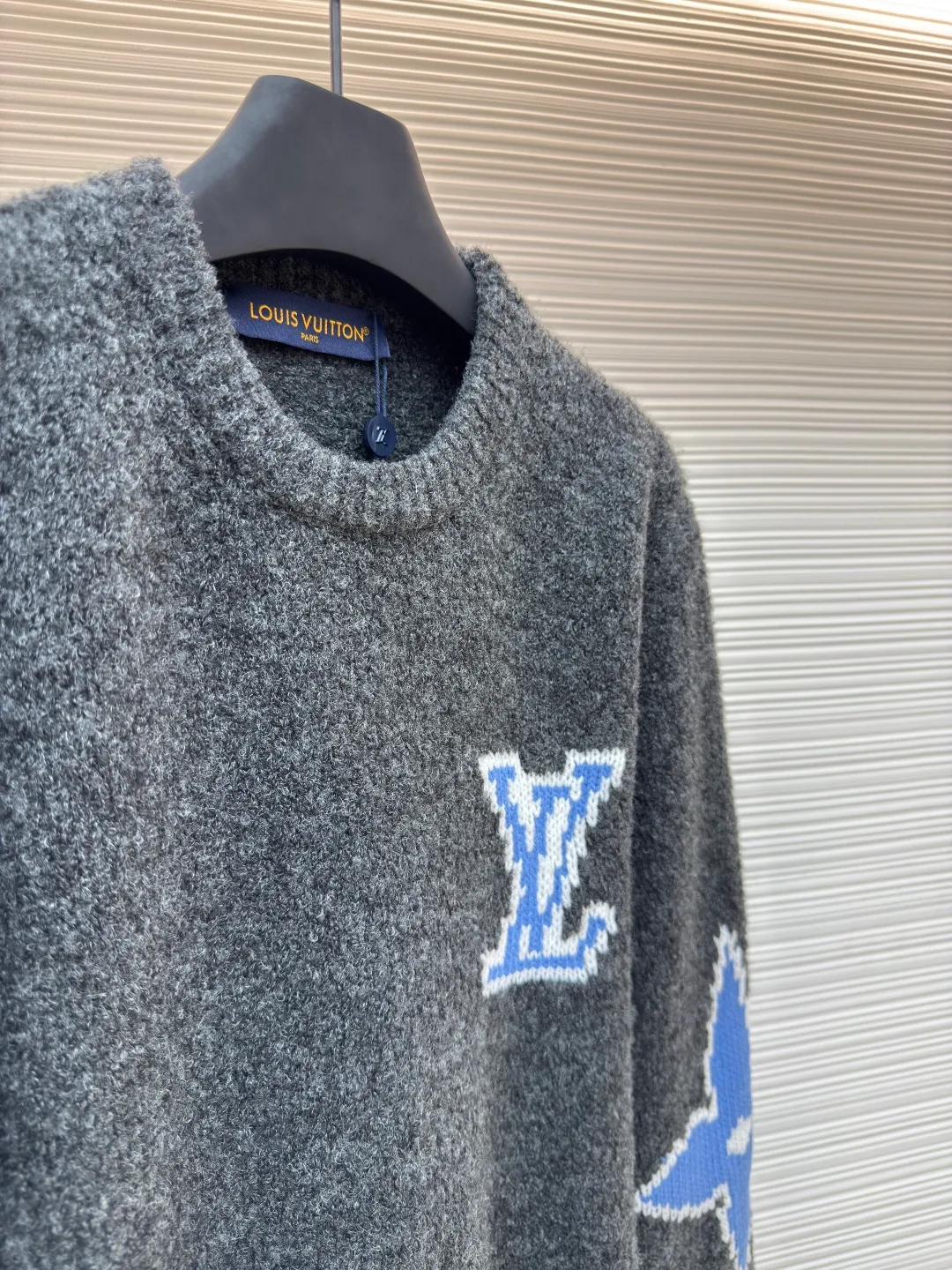 LOUIS VUITTON ski clover sweater ●Authentic product: purchased and developed for 12800 ●Item number: 1680305-A85 ●Fabric: wool blended fabric ●Technology: knitting ●Version: fitted version ●Weight: about 580 grams ●Size: XS-S-M-L ●Description: The wool is colored and dyed according to the 1:1 ratio of the original loop yarn. It is woven using a German 3.5G imported machine. The wool is hanged with a single-sided intarsia structure based on the original version. The flower pattern intarsia of the entire dress requires a full 16 sand spits. It is extremely heavy-duty, and the wool is put on the machine. It took two days to adjust the machine before it could be installed on a machine. There were 4 wools in a single spit and 64 wools in 16 spits. The threads were densely packed. One machine could only knit 4 pieces of clothing a day. If the wool for 1,000 pieces of clothing was prepared, it was estimated that it could only produce 800 finished products. The scrap rate was extremely high. The overall wiring is straight and delicate, the fabric is comfortable and soft, and the color is consistent without color difference. It can be matched with the same style to create a fashionable look and control various occasions. Customized accessories, complete with three standards, same style for men and women!